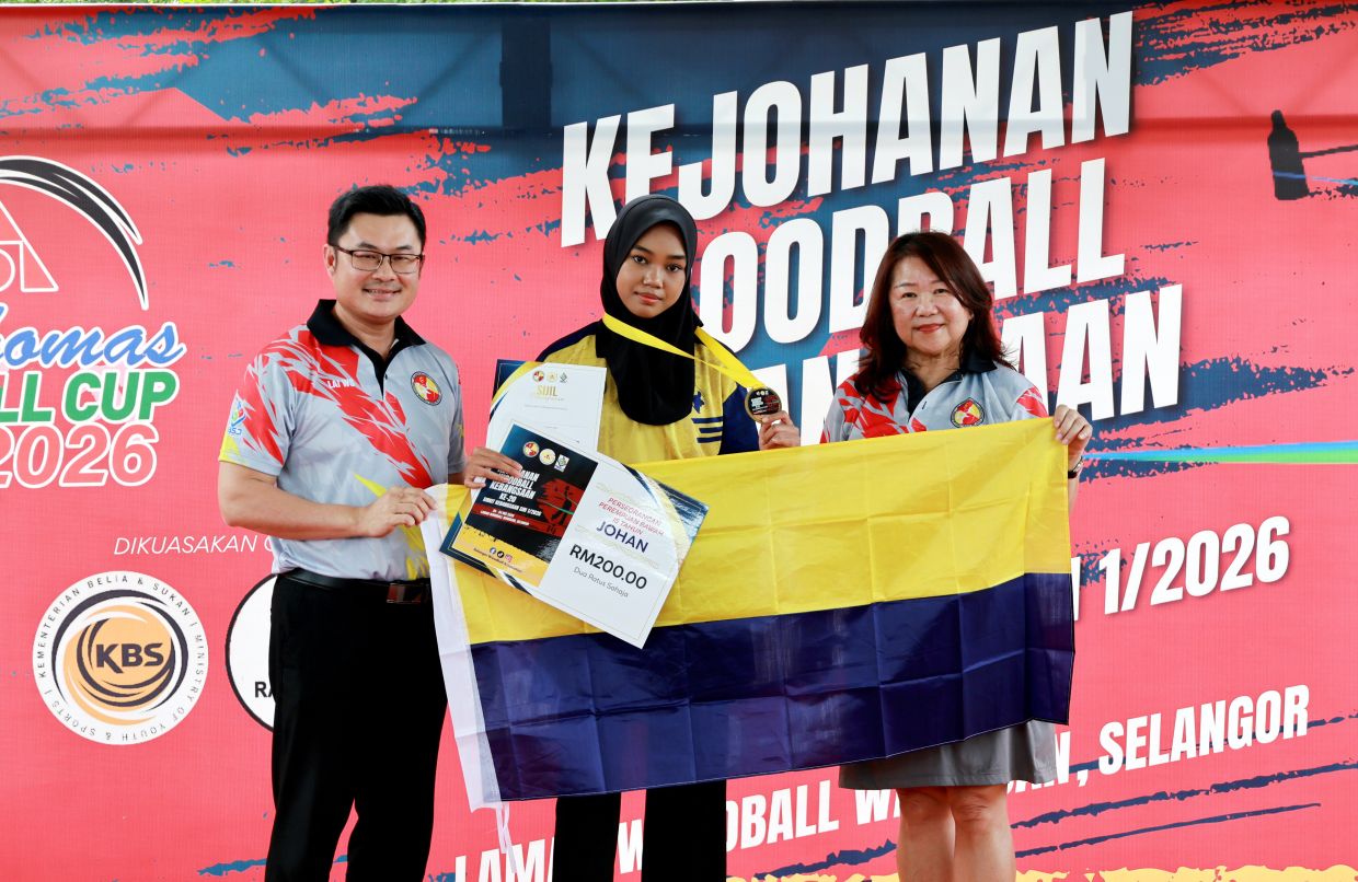 Atriffa Shiffa with her medal and prize, flanked by Dr Lai (left) and Tan.