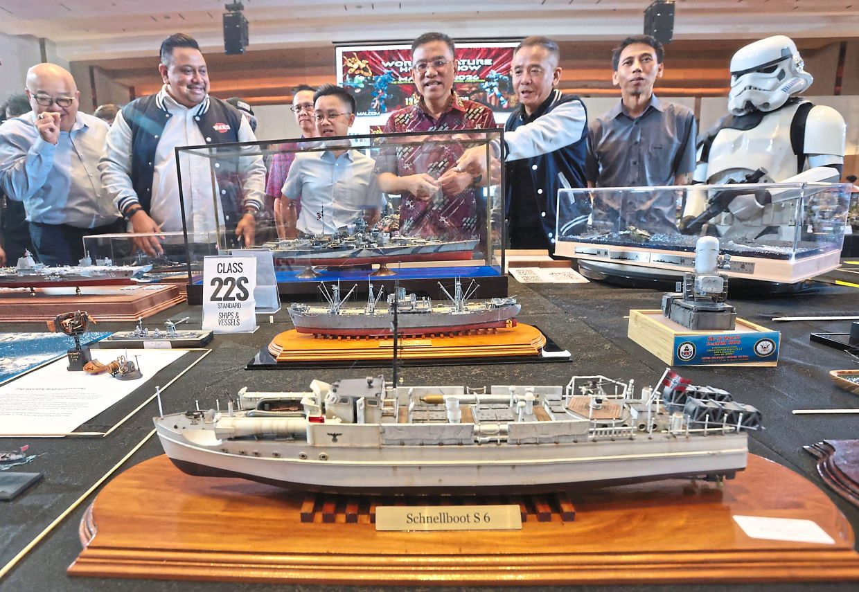 Choo (third from right) showing Wong (centre), PCEB CEO Ashwin Gunasekeran (second from left) and other guests the ship models submitted for competition.