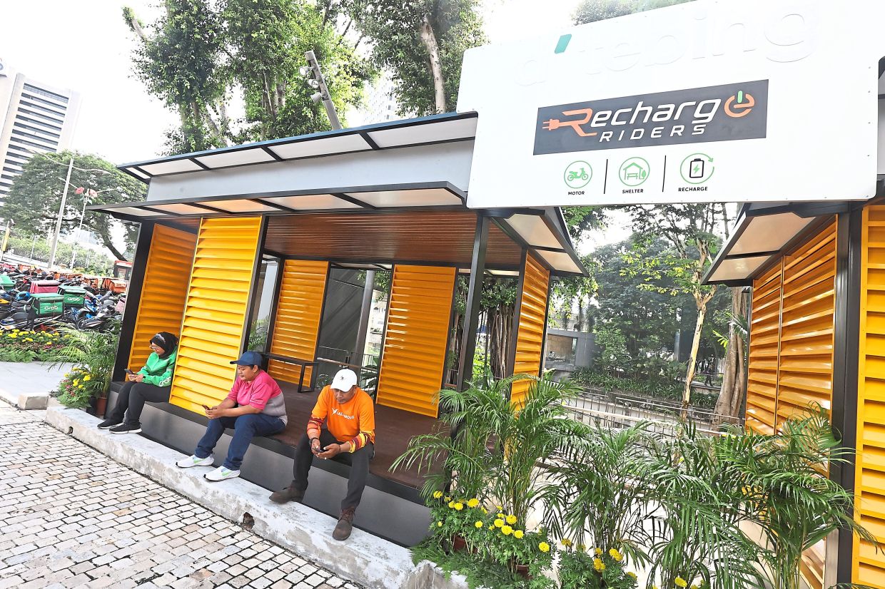 Which she offers at RM5 during off-peak hours at the D’Tebing rest spot for delivery workers.