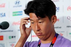 Soccer-South Korea players shun media duties after remarks about Son's military service