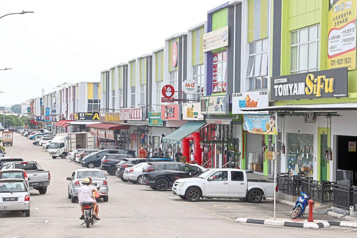 Residents say Yong Peng’s growing commercial sector has created more job opportunities, encouraging youths to return home. 