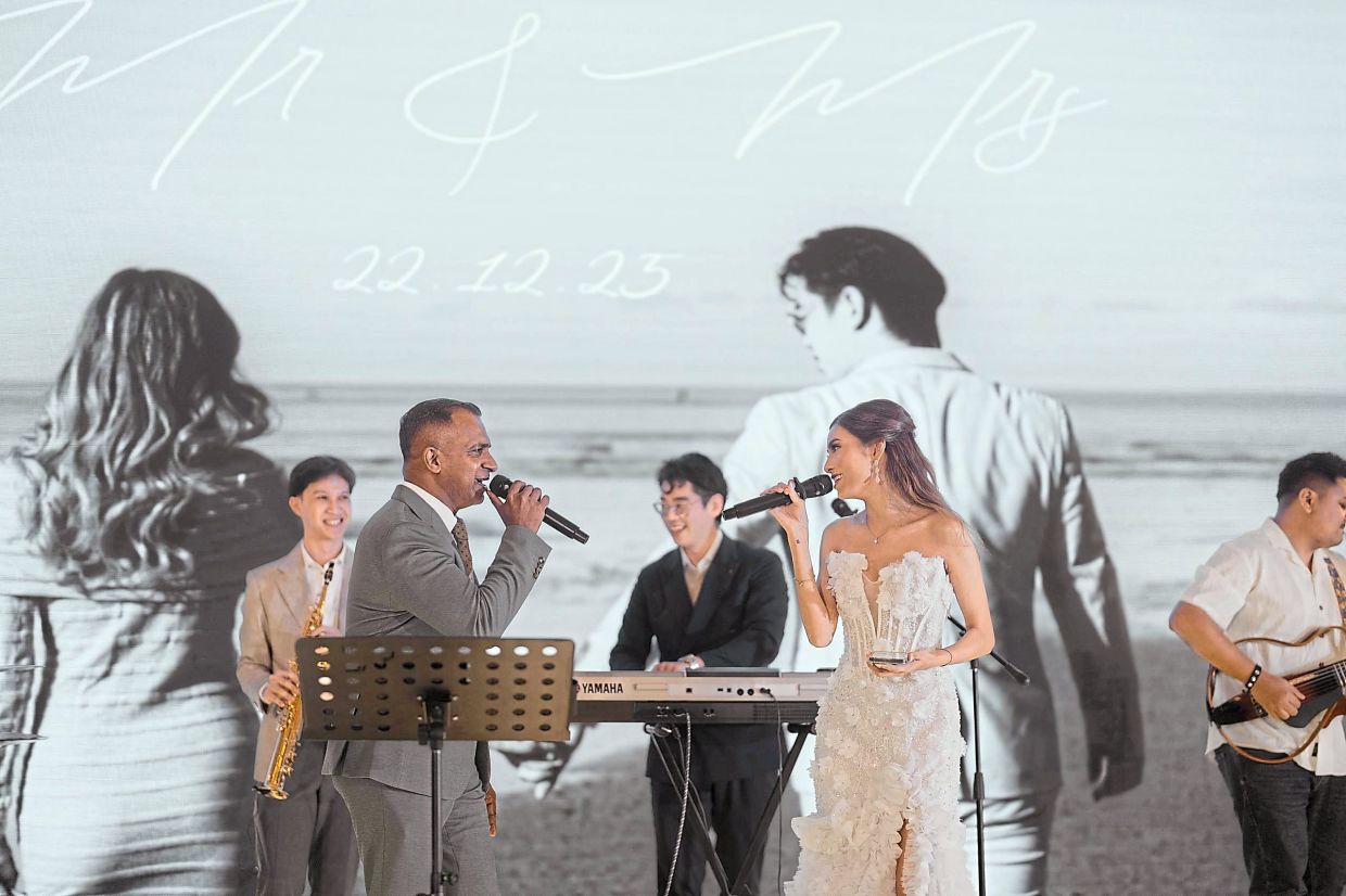 Father and daughter sing together at Samantha’s wedding.