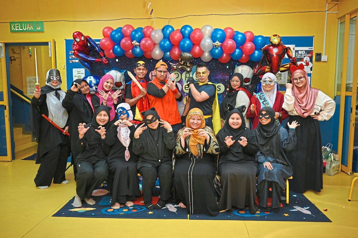 The writer (standing, fourth from right), with Teacher Hakim (standing, fifth from left).