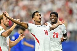 Soccer-England beat Croatia 4-2 as Kane scores twice