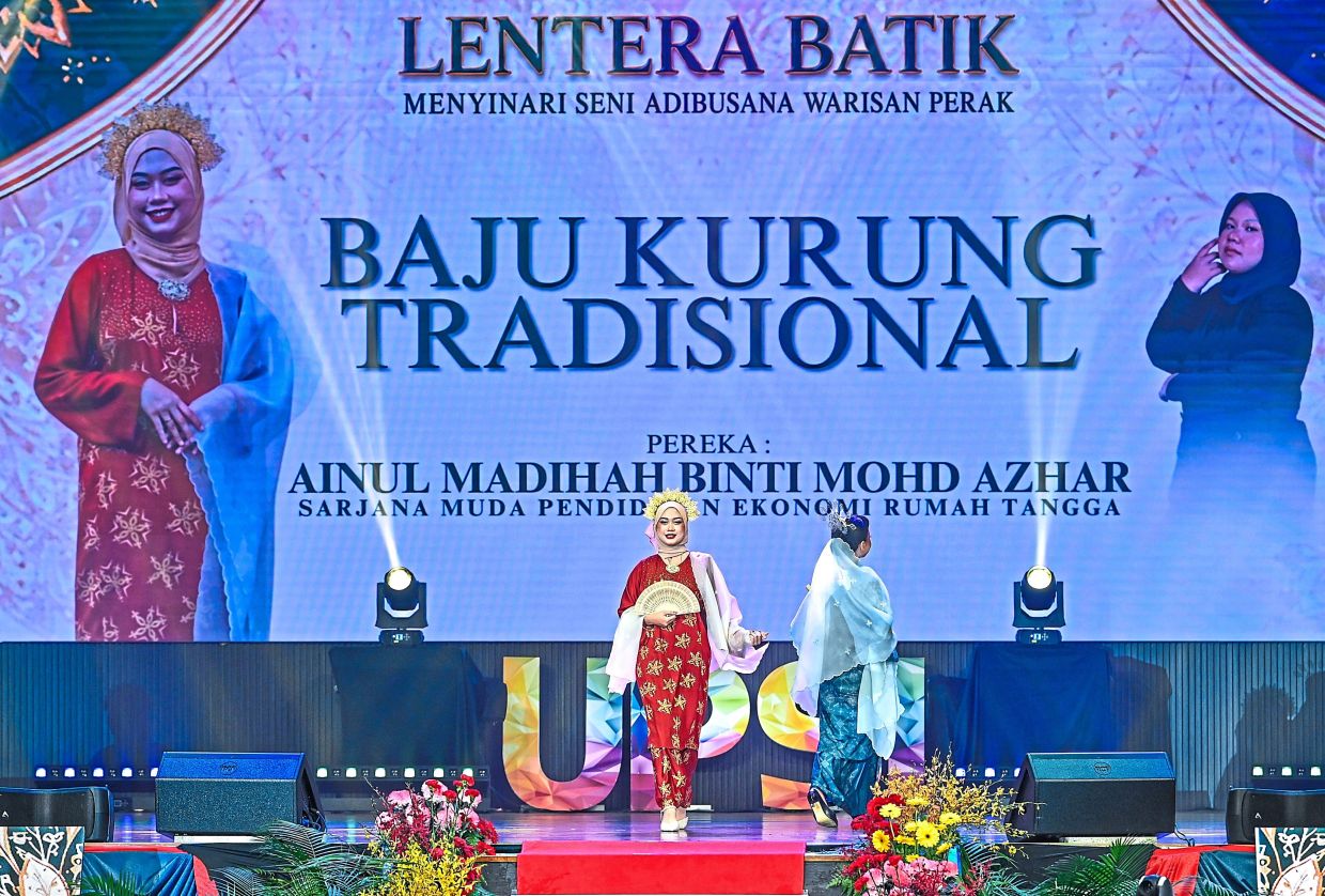 Traditional baju kurung designed by Bachelor of Home Economics Education student from UPSI, Ainul Madihah Mohd Azhar, was displayed at the event.