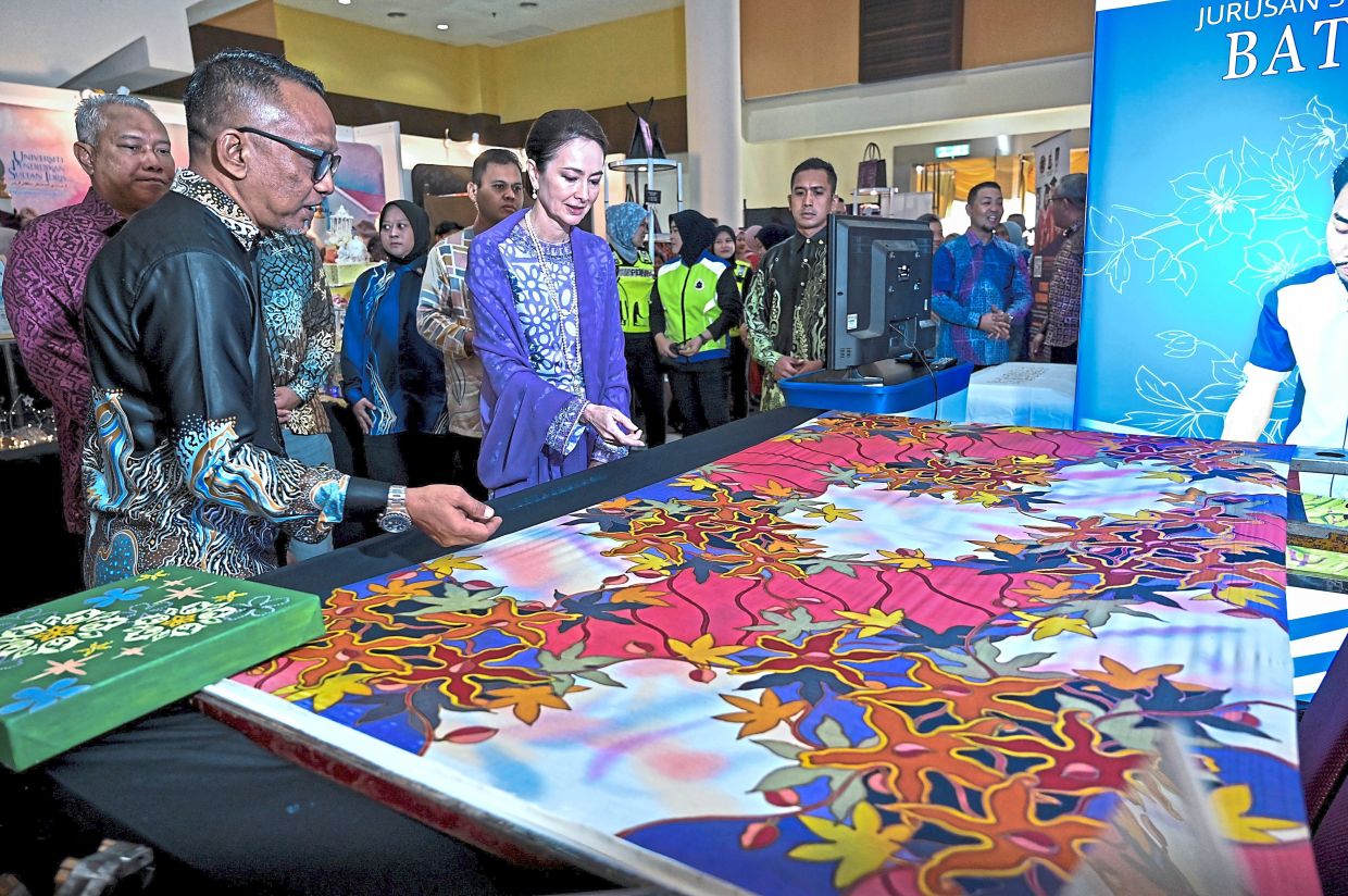 Tuanku Zara Salim (centre) visiting the pavilion during Lentera Batik 2026 at UPSI highlighting Perak’s heritage textiles (right).