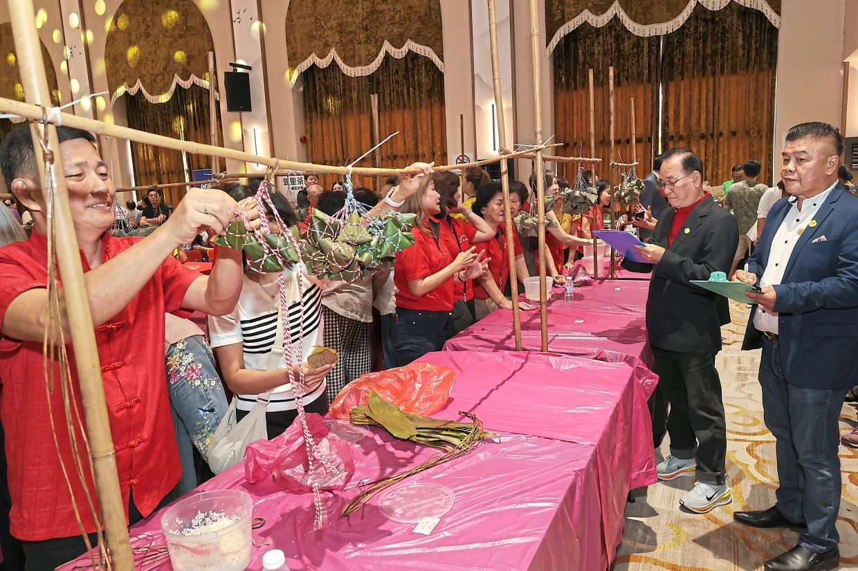 Tan (second from right) and fellow judge PCTH vice-chairman Datuk Heng Yak Hoi inspecting the wrapped rice dumplings.