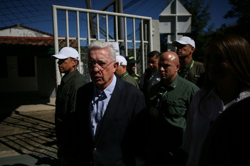 Kolumbiens Generalstaatsanwalt ermittelt gegen Ex-Präsident Uribe wegen ...
