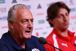 Soccer-'Shoot at me, not them': Furious Paraguay coach tells media to back off