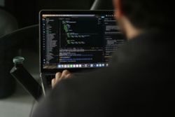 Tech workers who don’t embrace AI face triple the layoff risk, Gallup finds