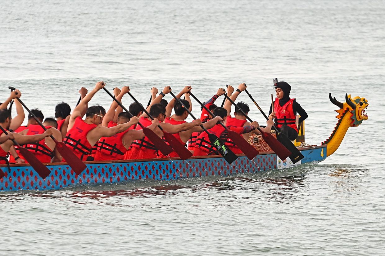 Rowers in the 22-crew category (above) paddling hard against crosswinds and waves at the CSC Dragon Boat Festival. The second edition of the festival also saw 10 participants in the stand-up paddleboarding event (Below). 