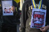 House leaders in Indonesia meet student protesters in a rally against fuel prices and for free meals