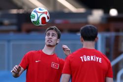 Soccer-Turkey bring in Yildiz for Paraguay match