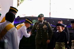 King confers medals on 124 recipients in conjunction with official birthday celebration