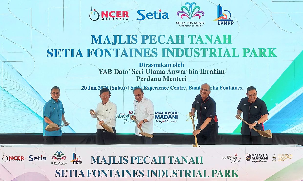 Steady growth: (From left) Penang Deputy Chief Minister I Datuk Dr Mohamad Abdul Hamid, Penang Chief Minister Chow Kon Yeow, Anwar, SP Setia Bhd senior independent non-executive director Datuk Khairil Anwar Ahmad, and SP Setia Bhd president and CEO Datuk Zaini Yusoff officiating the groundbreaking ceremony of the Setia Fontaines Industrial Park in Bertam, Penang. — ZHAFARAN NASIB/The Star