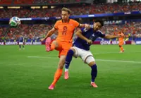 Soccer-De Jong to start for Dutch against Sweden