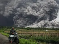 Volcanic eruption injures sand miner in Indonesia