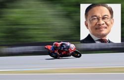 Anwar congratulates Hakim Danish on Czech GP win