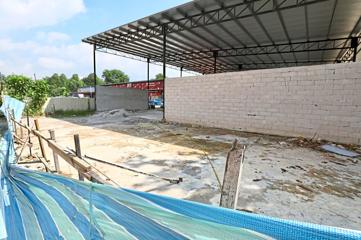 Residents in Taman Fadason in Kepong are unhappy over this huge warehouse that has come up in their neighbourhood.