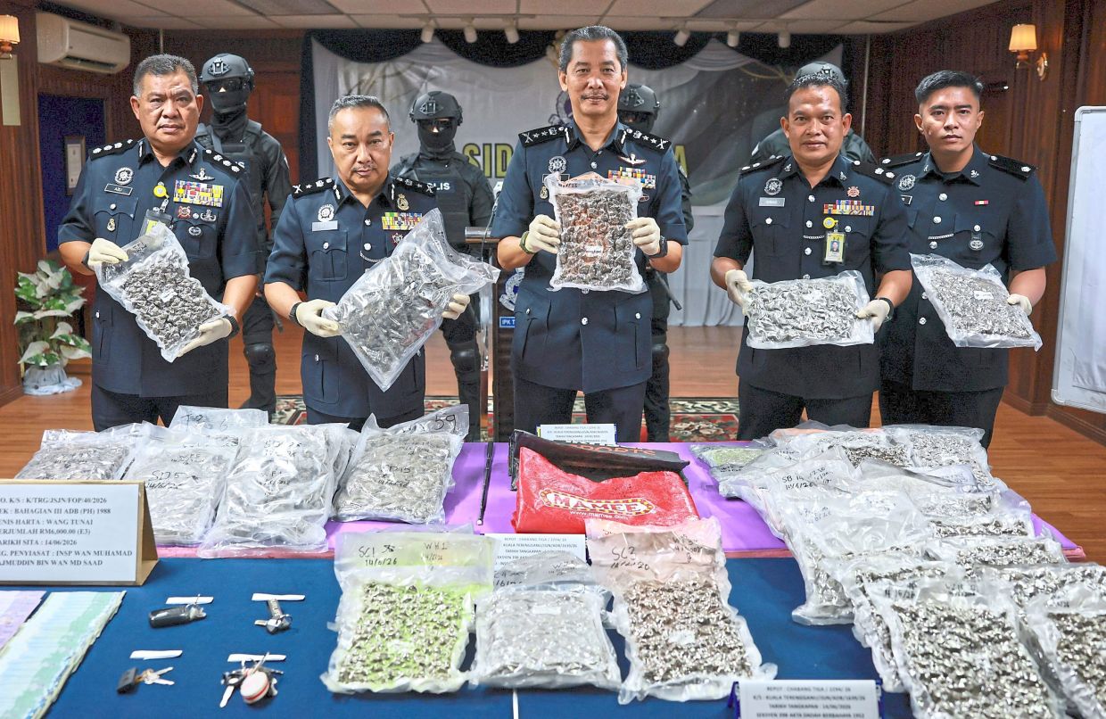 Busted: DCP Mohd Khairi (middle) showing the packets of drugs seized at the Terengganu police contingent headquarters. — Bernama