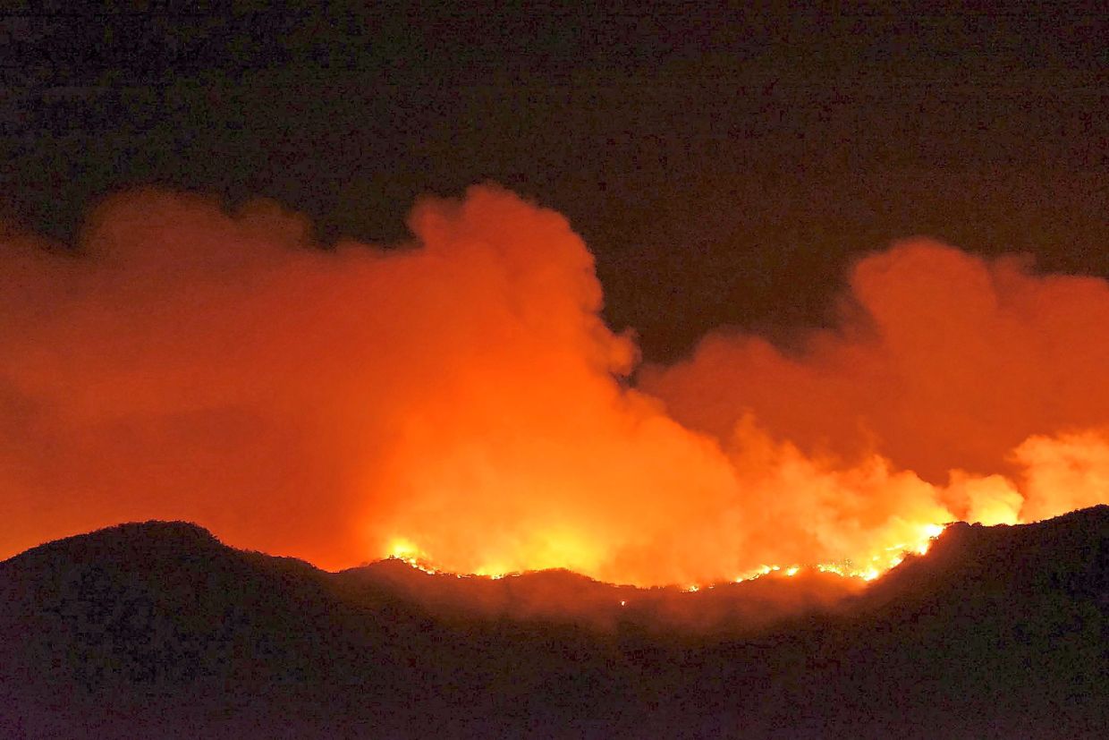 Flames rising from the Alisal wildfire in Refugio Canyon in October 2021. — MIKE ELIASON/ZUMA Press Wire Service/dpa