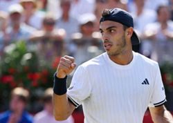 Tennis-Cerundolo battles past Paul to win Queen's title