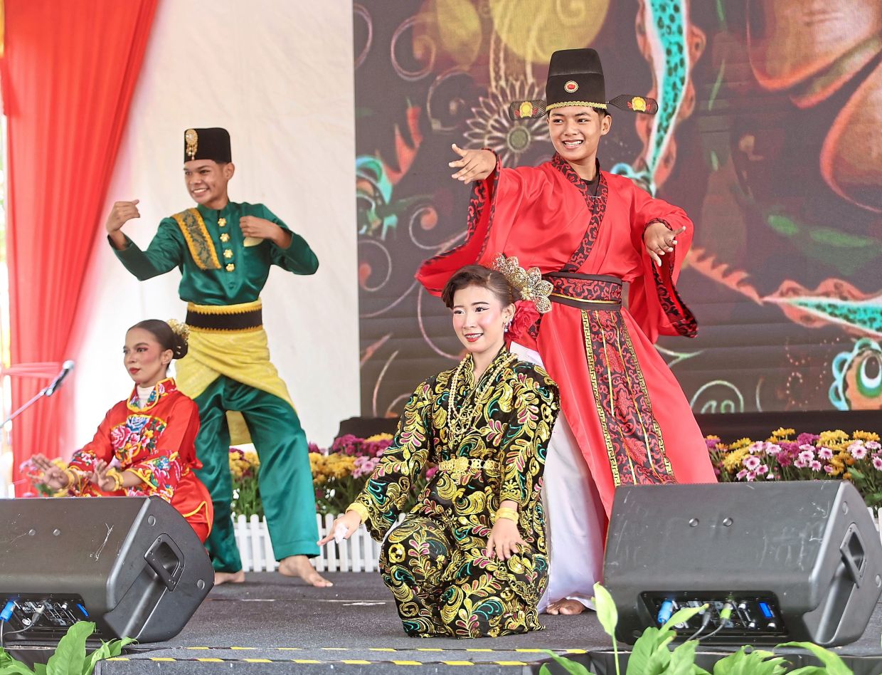 Dance performancesby SMK Pandan Indah student.
