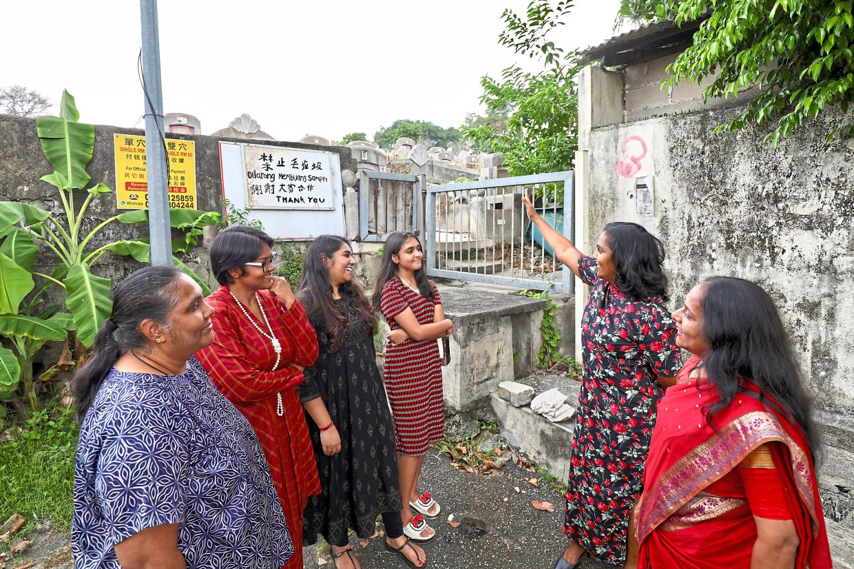 Dr Bawani (second right) points out their old childhood play area to cousins Jannvi Klokol (third right) and Vaisshnnavee Selvam (fourth right). Looking on are (from left) Theenmolzi, Sundari, and Parimala (far right).