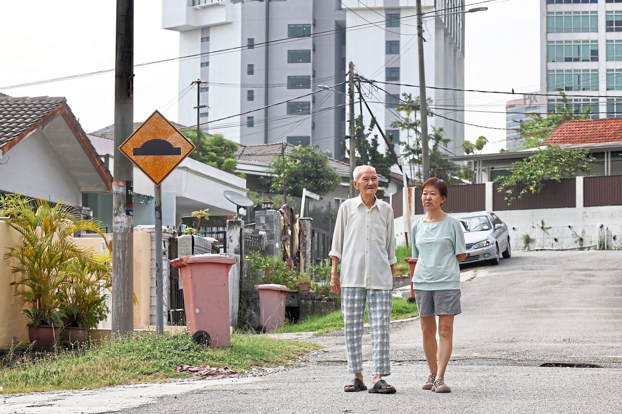 (Left) Chin and daughter Oi Leen taking a stroll in their neighbourhood.