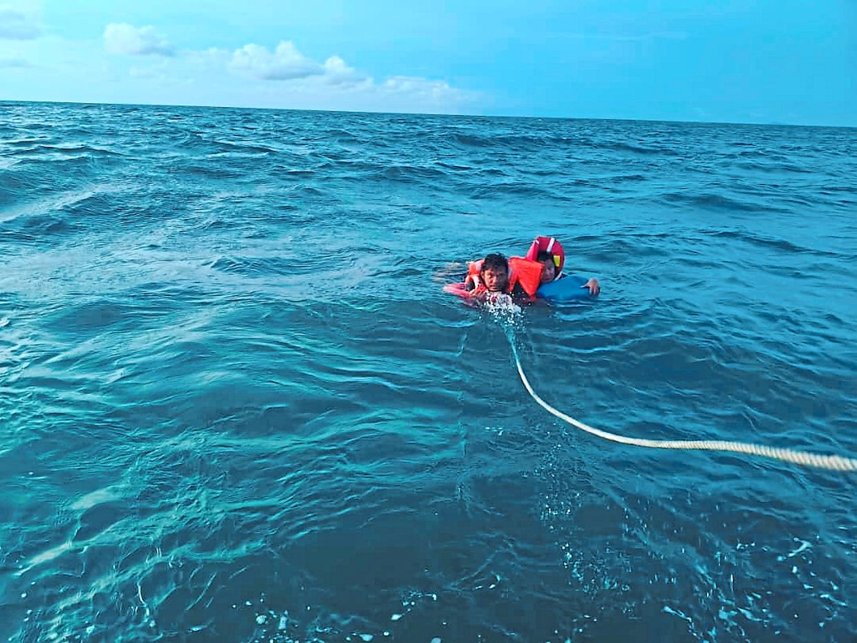 Five anglers rescued after boat capsizes off Sandakan