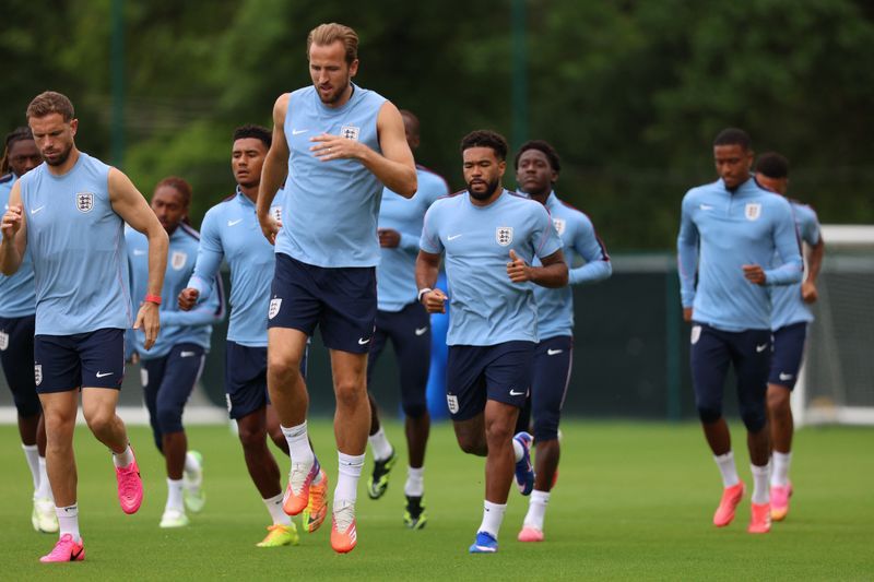 Soccer-England have three lions on their shirt, we have 33 million says Ghana's Queiroz