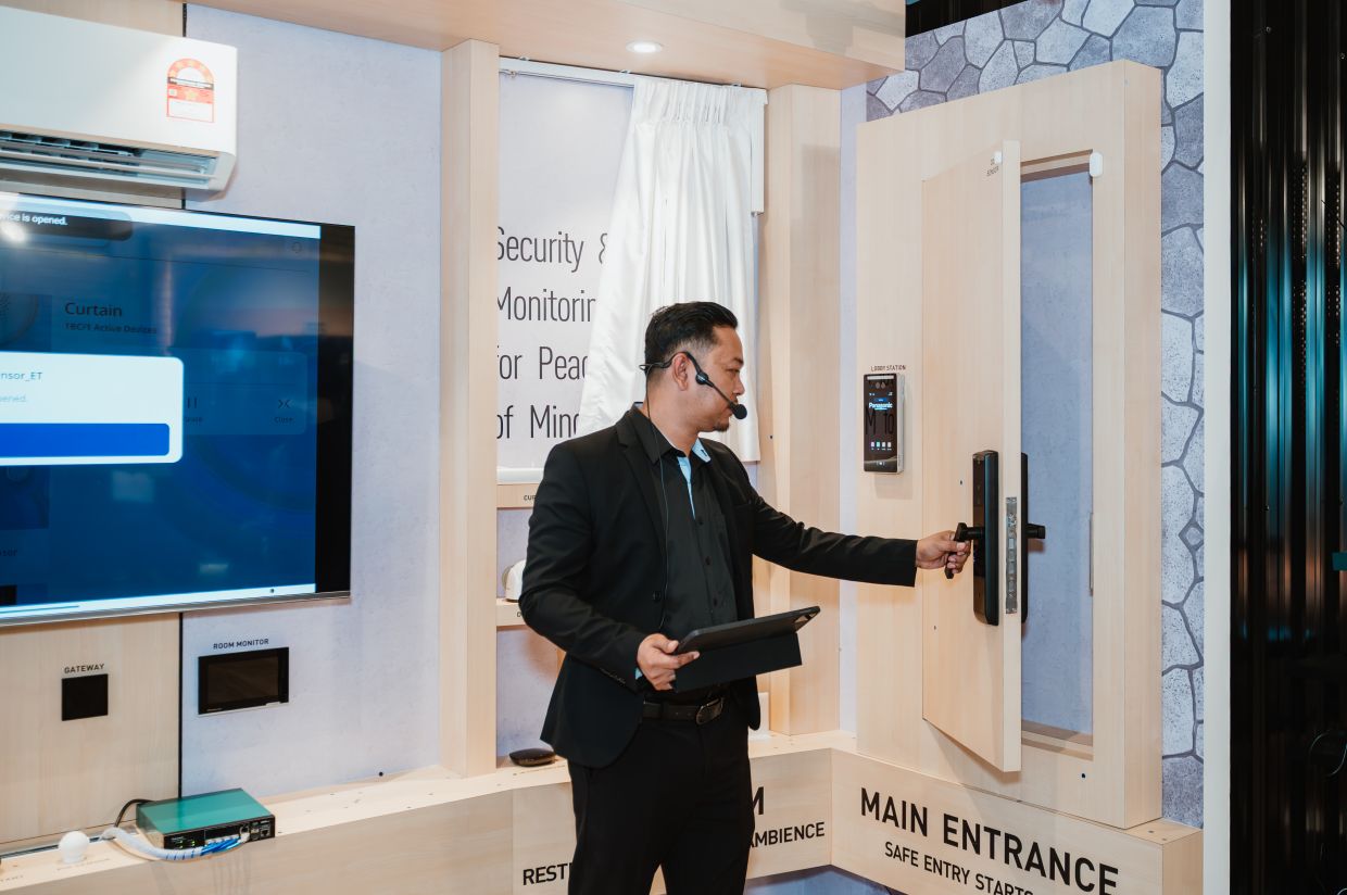 Panasonic’s AI Smart Surveillance Ecosystem support diverse environments, including commercial buildings, government facilities, educational campuses, smart townships and more. 