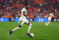 Soccer-Mahrez starts as captain for Algeria, two changes for Jordan