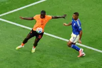 Soccer-Netherlands gun for top spot against hapless Tunisia