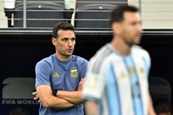 Soccer-Constant Messi chatter causes Argentina boss Scaloni fatigue