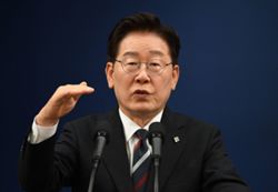 South Korean President’s approval rating turns negative for first time