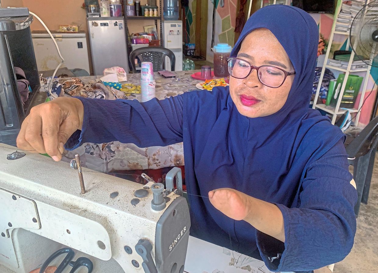 Liza showing some of her work at Kampung Tasek, Bukit Jawa. —Photos: Bernama
