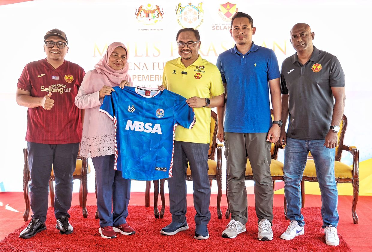 Zabidah (second from left) presenting a MBSA jersey to Azli as a token of appreciation. They are joined by (from left) Mohd Firdaus, Danial Al-Rashid and Sanbagamaran.