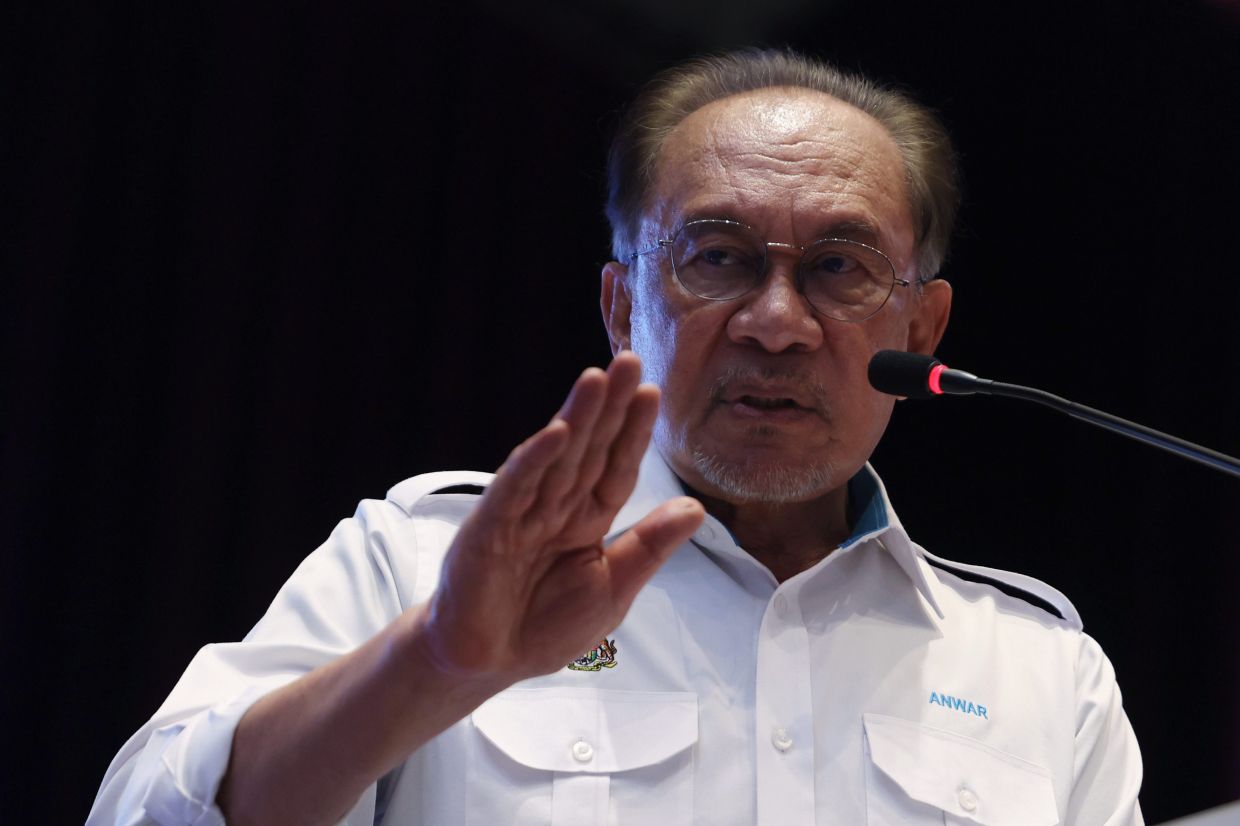 Anwar applauds civil servants for Malaysia's leap in World Competitiveness Ranking