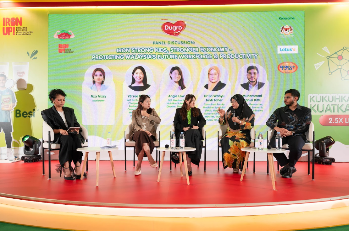 (Second from left) Yeo, Low, Dr Sri Wahyu and Muhammad Daniel in discussion on the challenges and awareness surrounding iron deficiency anaemia. The session was moderated by TV host and emcee Fiza Frizzy.