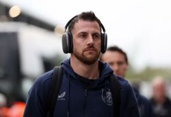 Soccer-Tottenham sign veteran goalkeeper Dubravka