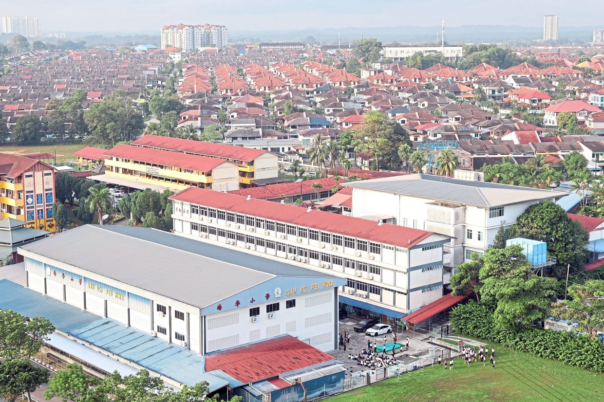 Apart from concerns regarding traffic congestion, Perling remains a convenient place to live due to its strategic location and abundance of facilities.