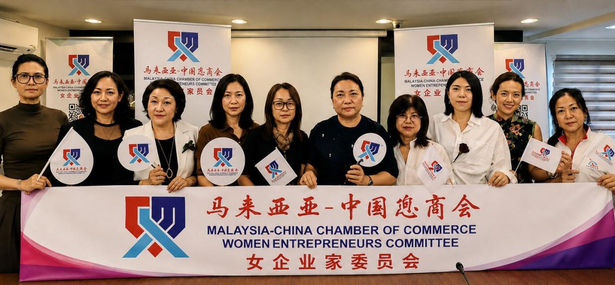 WEC chairperson Jamie Tiew Yen Houng (fifth from right) together with committe members. Photo: Women Entrepreneurs Committee of the Malaysia-China Chamber Of Commerce 
