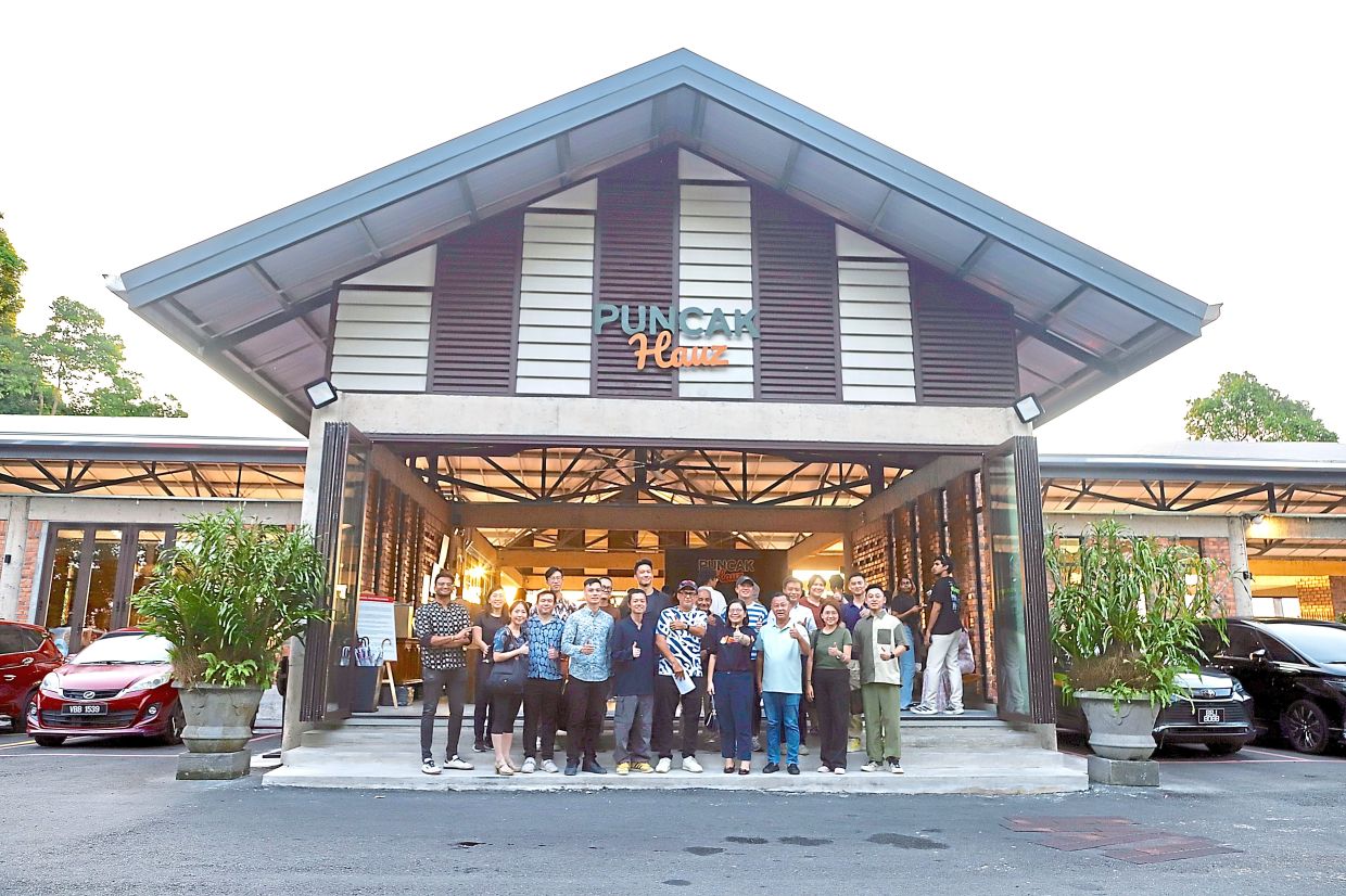 Tourism Selangor CEO Chua Yee Ling, PAM deputy president Nurzaini Mufti, KLAF 2026 director Lim Gim Huang, Tan (fourth to seventh from right) and other architects and guests.