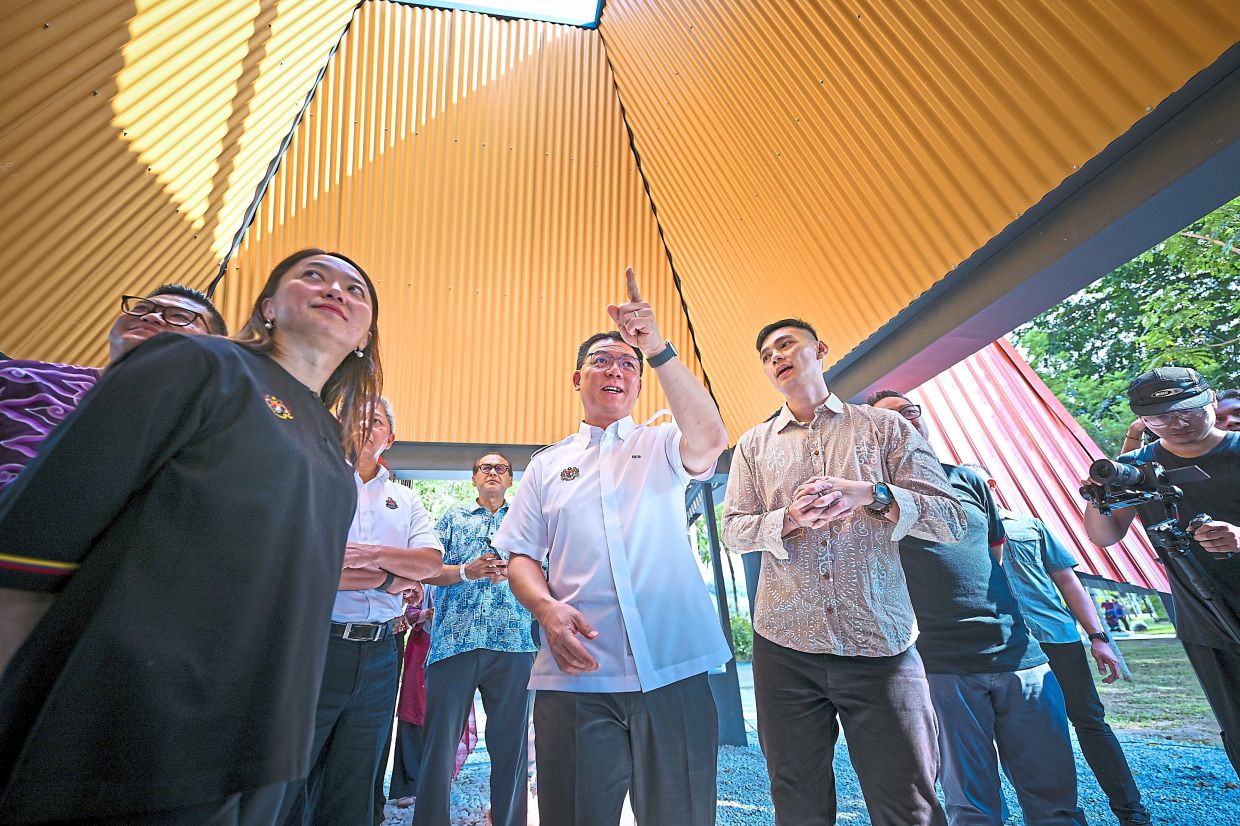 (from left) Yeoh, Nga and Tan at the launch of the Tropical Fruit Pavilion at Titiwangsa, Kuala Lumpur.