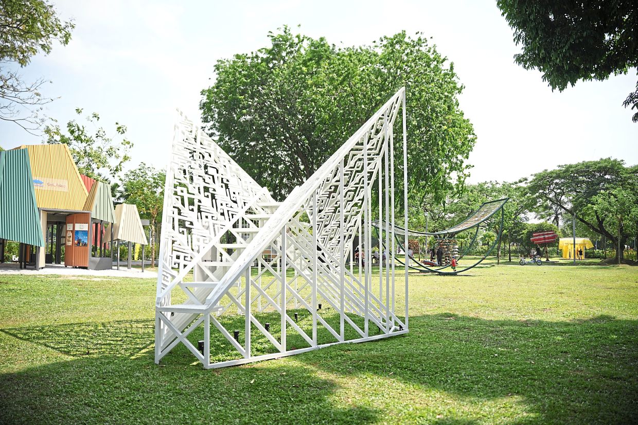 The Tiboyant by Futurground Architects and partner Nippon Paint celebrates a distinctly Malaysian identity by reinterpreting the traditional Bidayuh Bridge of Sarawak.