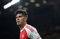 Soccer-Arsenal permanently sign Hincapie after season on loan from Leverkusen