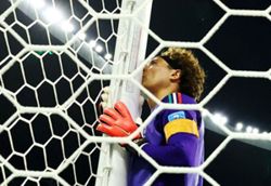 Soccer-Ochoa gets perfect Azteca send-off as Mexico beat Czechs