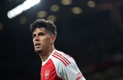 Soccer-Arsenal permanently sign Hincapie after season on loan from Leverkusen