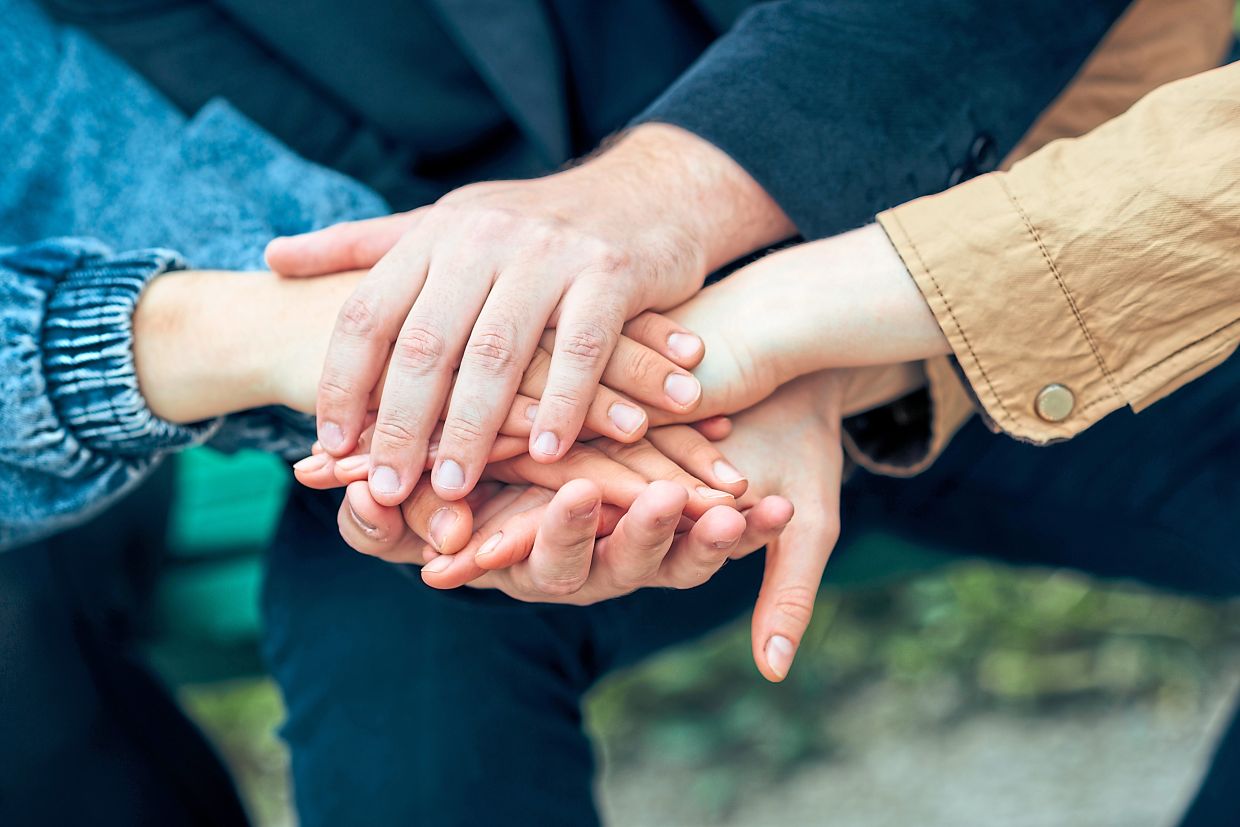 Whether they are neighbours, friends or other parents, a reliable network helps parents navigate work and family life. Photo: Magnific
